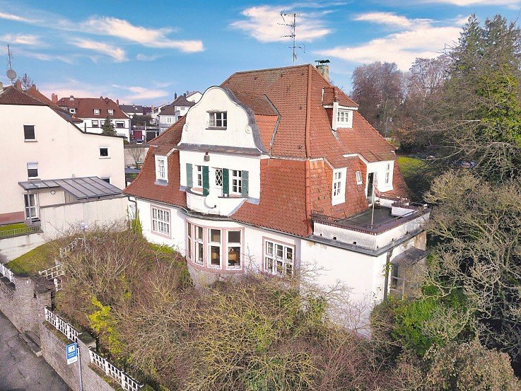 Foto Stadtvilla mit besonderem Charm in Aschaffenburg Schweinheim, ein faszinierendes Juwel, das vor fast 100 Jahren als Arztpraxis erbaut wurde. Obwohl es umfangreicher Sanierung und viel Arbeit bedarf, strahlt sie eine unglaubliche Aura aus und bietet mit ihren fast 300 m� Wohnfl�che, ohne die zus�tzliche Nutzfl�che im Spitzboden und dem teilweise bereits wie Wohnraum ausgebauten Keller, ein beeindruckendes Potenzial.<br>