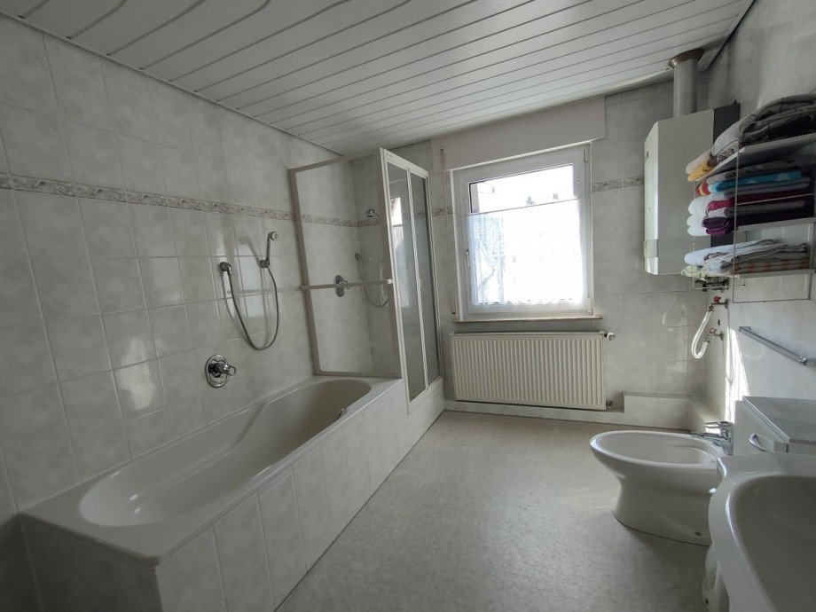 BAd mit Wanne und Dusche Einfamilienhaus Gro�ostheim