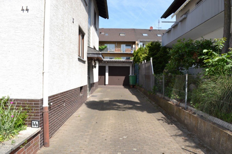 Hofeinfahrt Zweifamilienhaus Goldbach