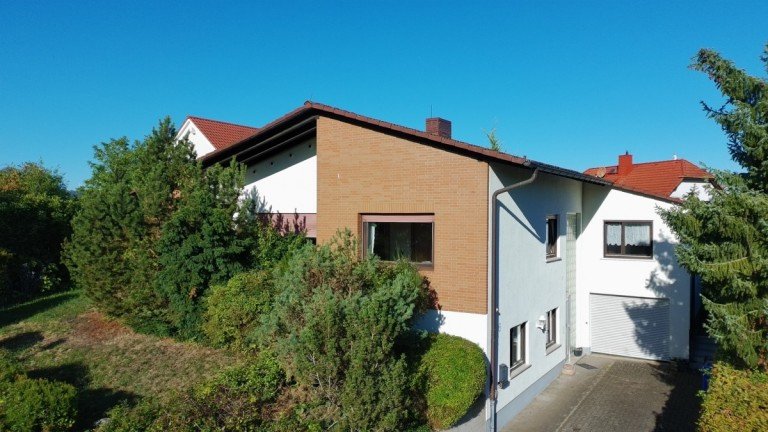 Titelbild Gro�ostheim / Wenigumstadt - Wenigumstadt Einfamilienhaus Gepflegtes Einfamilienhaus mit gro�z�gigem Grundst�ck & Potenzial