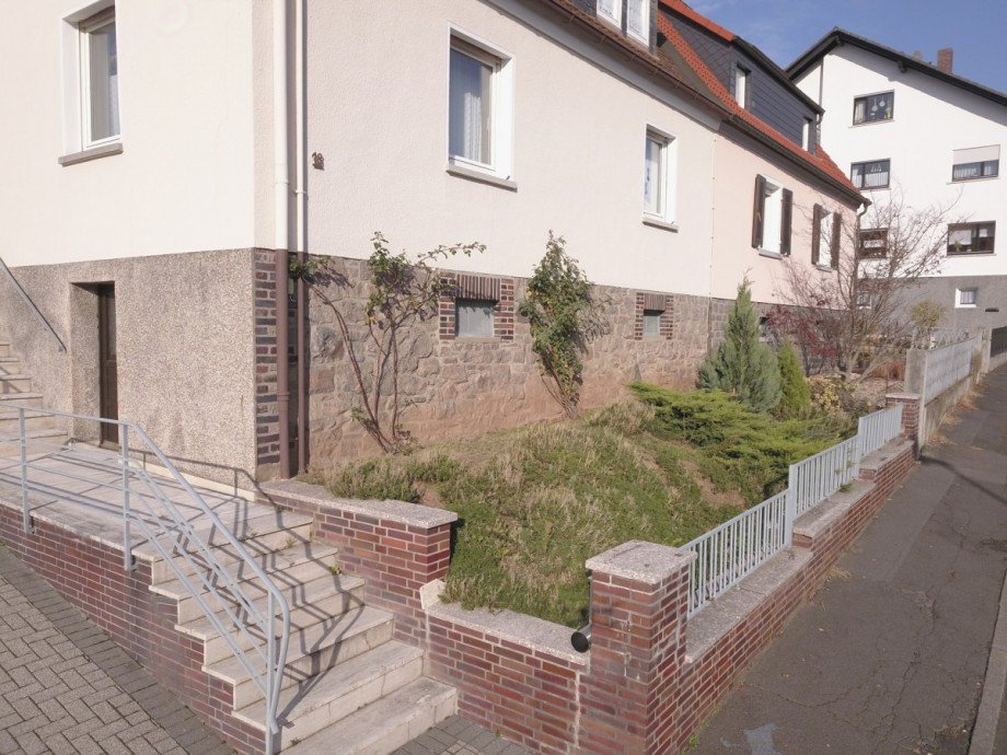 Vorgarten Doppelhaush�lfte Haibach