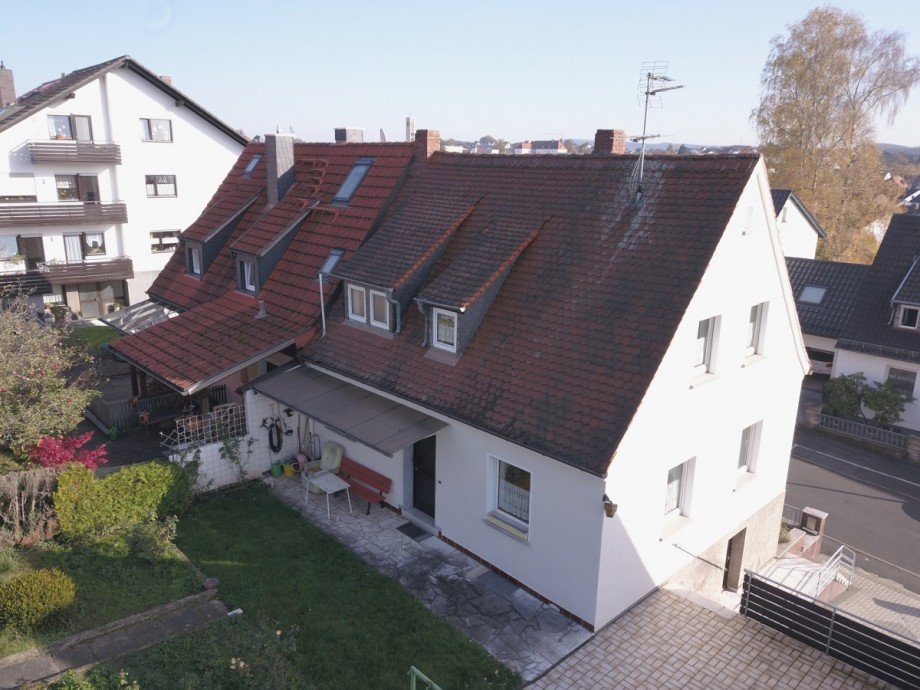 R�ckseite und Eingang Doppelhaush�lfte Haibach