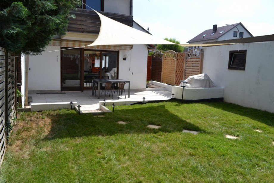 Garten und Terrasse Doppelhaush�lfte Gro�ostheim
