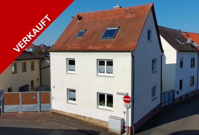 Titelbild 3 Gro�ostheim - Gro�ostheim Einfamilienhaus VERKAUFT - Charme trifft Vielseitigkeit: Einfamilienhaus mit gro�em Hof und attraktivem Nebengeb�ude