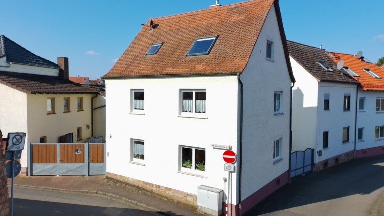 Frontansicht Gro�ostheim - Gro�ostheim Einfamilienhaus Charme trifft Vielseitigkeit: Einfamilienhaus mit gro�em Hof und attraktivem Nebengeb�ude