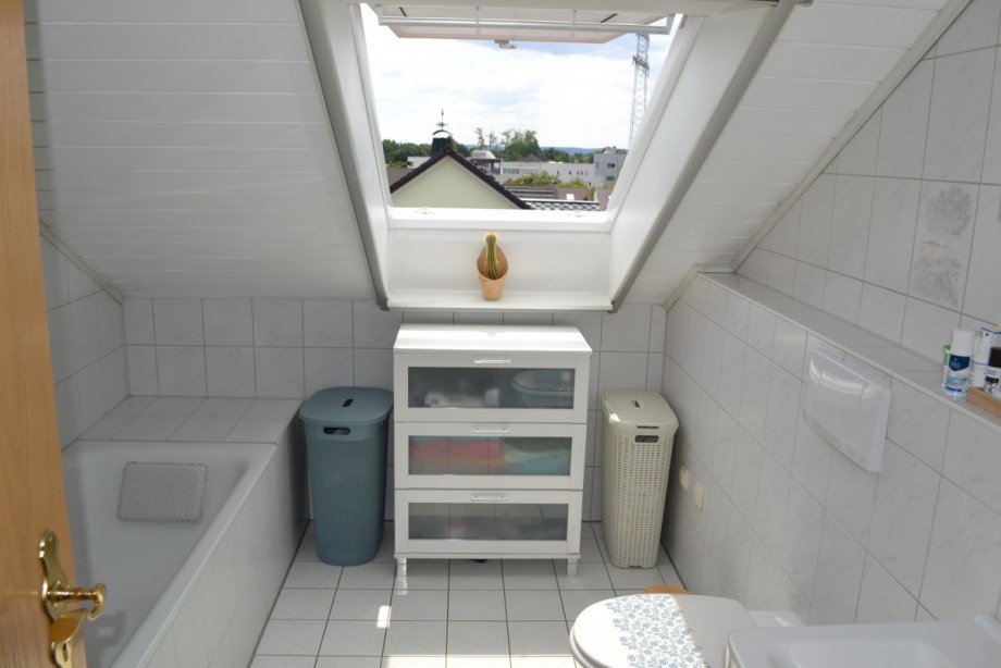 Badezimmer mit Fenster Dachgeschosswohnung Aschaffenburg