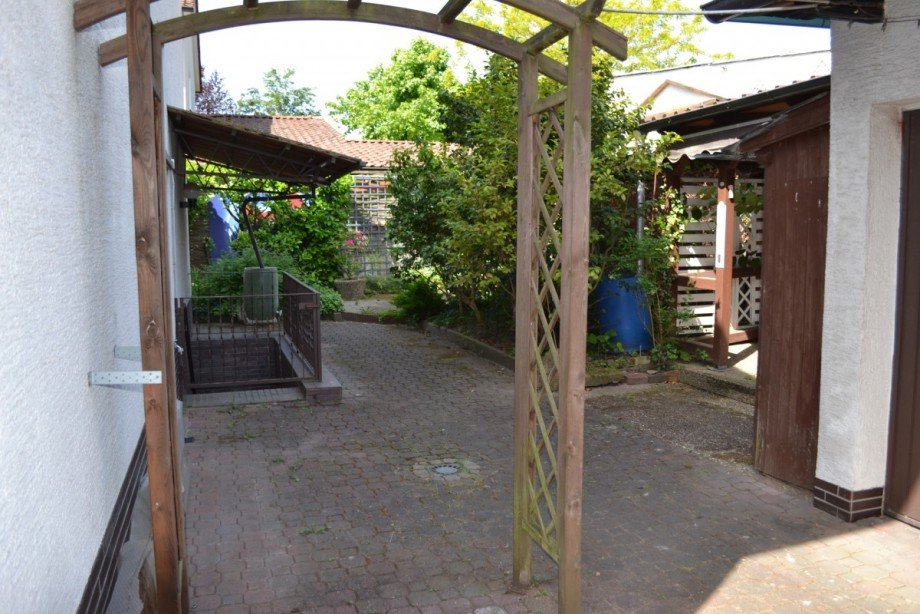 Garten mit Freisitzen Zweifamilienhaus Goldbach